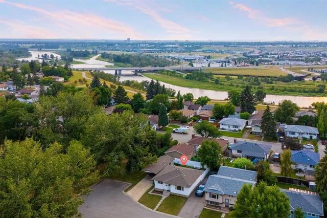 239 Lynnover Place SE Calgary, AB T2C 1L5