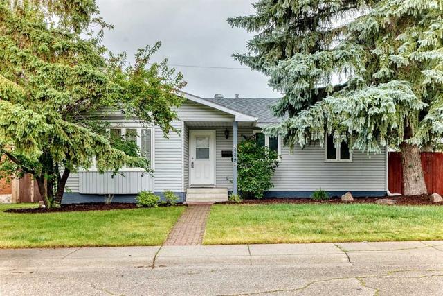 439 Queen Charlotte Drive SE Calgary, AB T2J 4H2