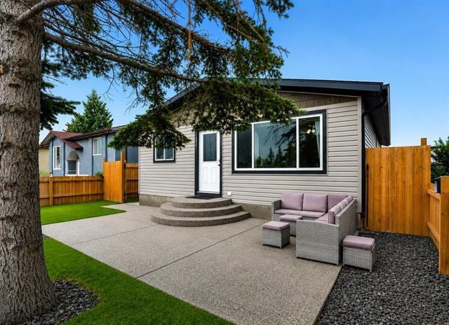 896 Rundlecairn Way NE Calgary, AB T1Y 2R7