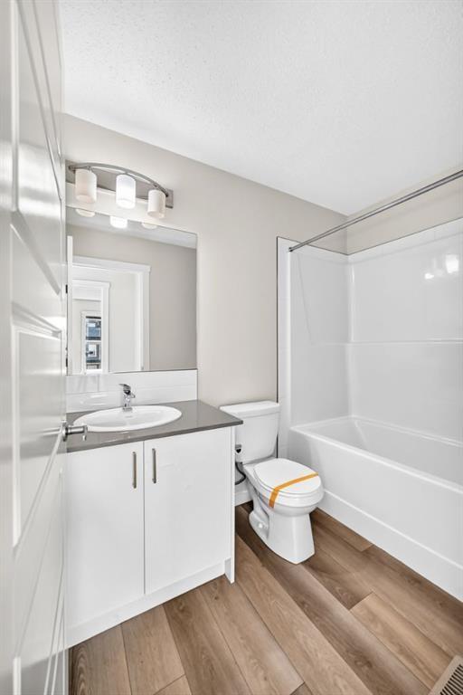 428 Cranbrook Square Se, Calgary, AB - Indoor Photo Showing Bathroom