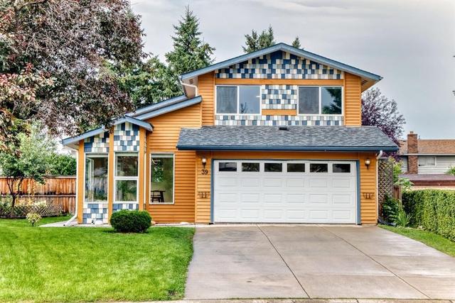 39 Woodfield Crescent SW Calgary, AB T2W 3W2