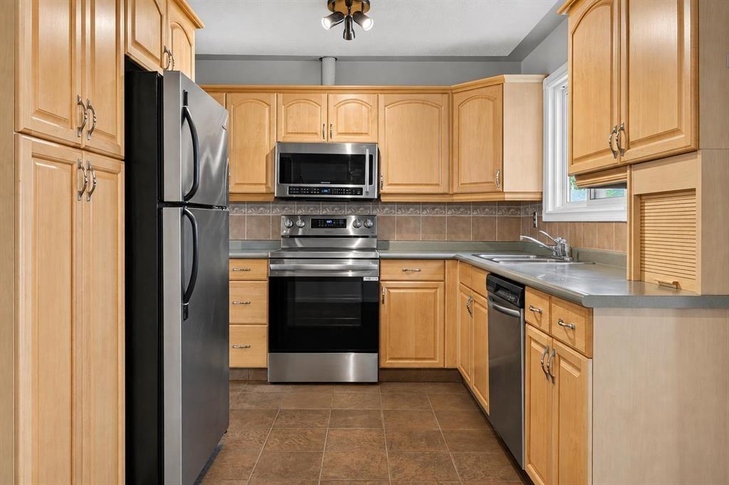 440 Ogden Drive Se, Calgary, AB - Indoor Photo Showing Kitchen With Double Sink
