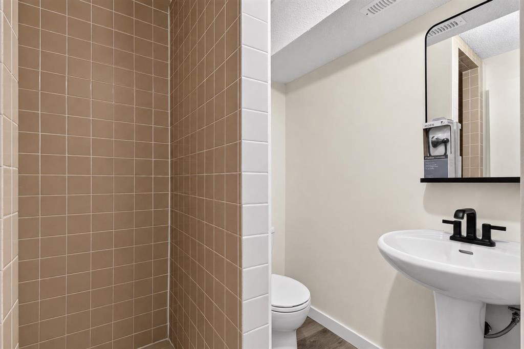 440 Ogden Drive Se, Calgary, AB - Indoor Photo Showing Bathroom