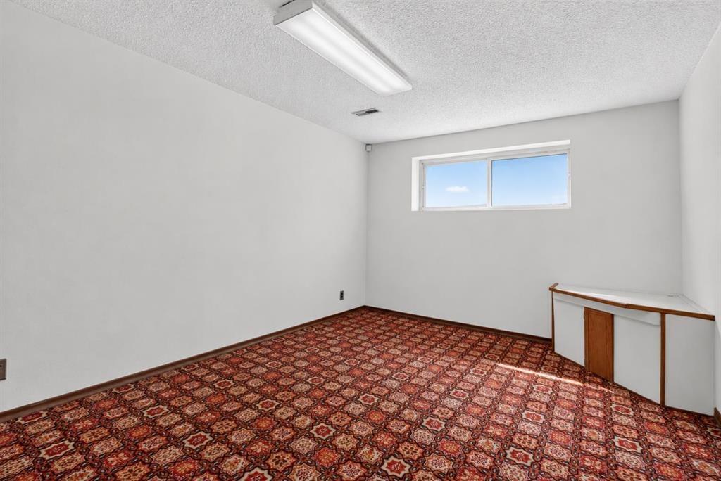 440 Ogden Drive Se, Calgary, AB - Indoor Photo Showing Other Room