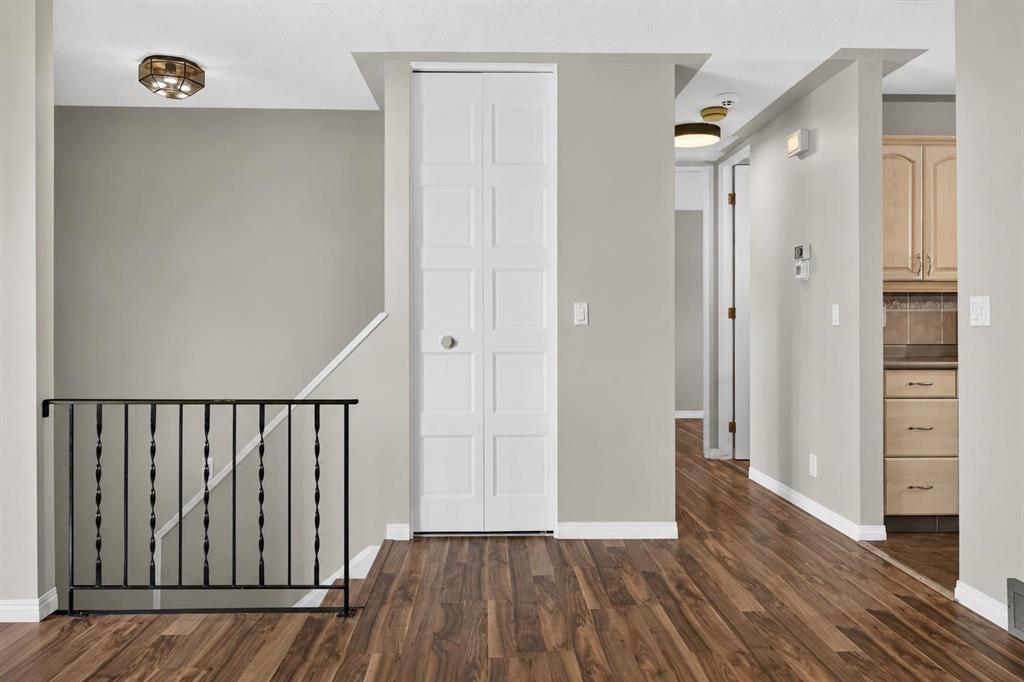 440 Ogden Drive Se, Calgary, AB - Indoor Photo Showing Other Room