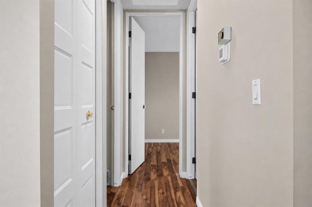 440 Ogden Drive Se, Calgary, AB - Indoor Photo Showing Other Room