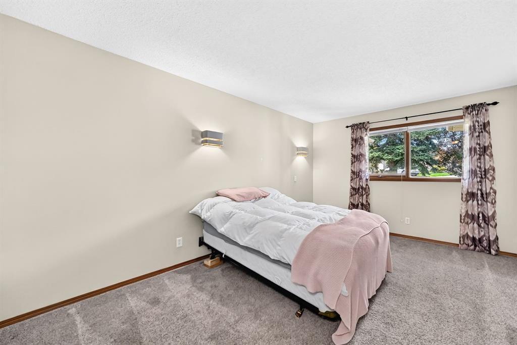 8 Sunlake Close Se, Calgary, AB - Indoor Photo Showing Bedroom