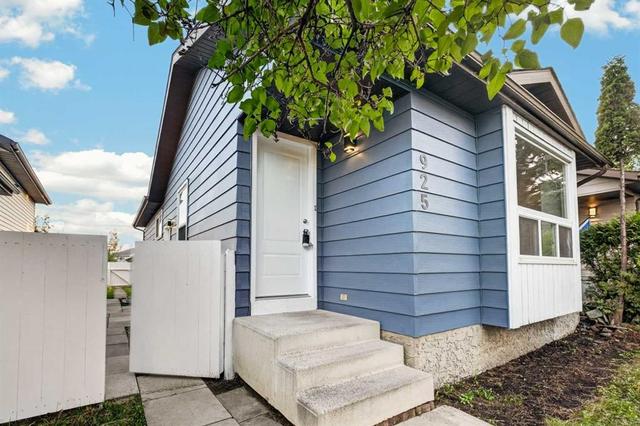 925 Erin Woods Drive SE Calgary, AB T2B 2X1