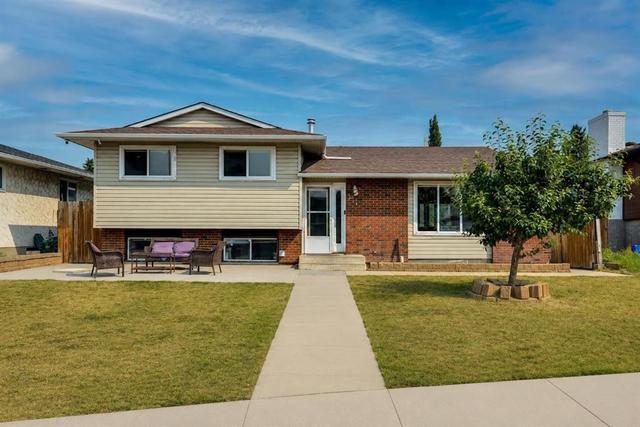 212 Pinetree Place NE Calgary, AB T1Y 1M3