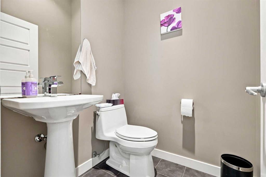 163 Cranarch Circle Se, Calgary, AB - Indoor Photo Showing Bathroom