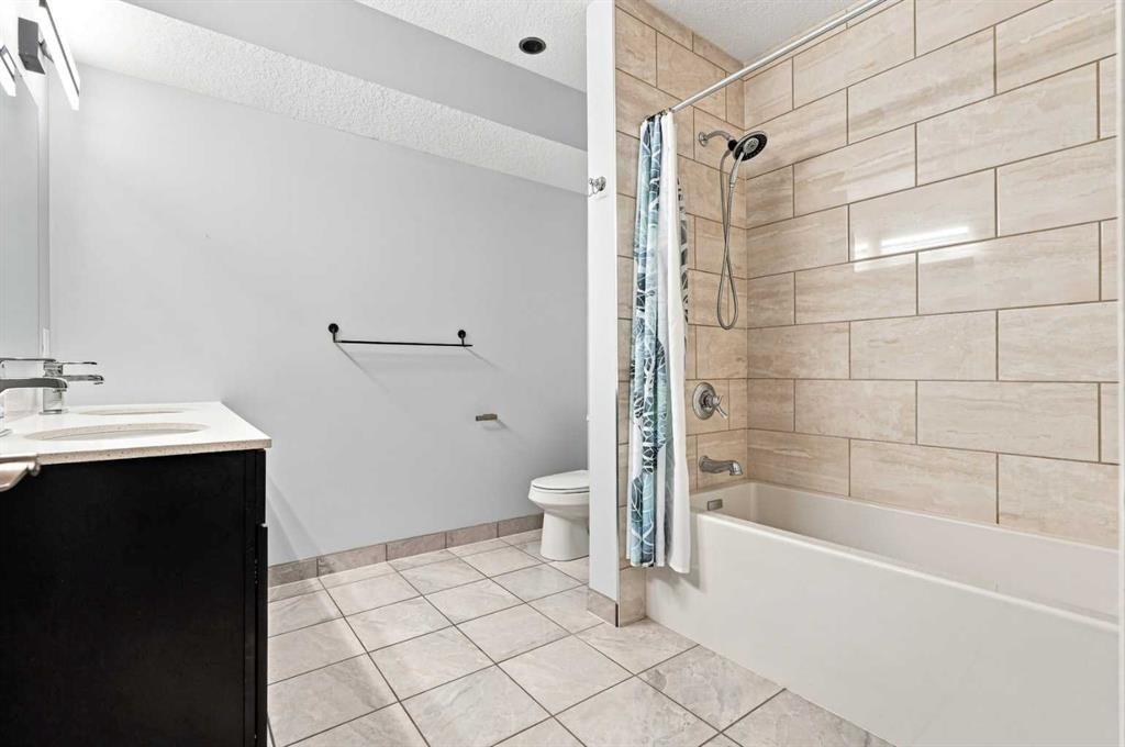 163 Cranarch Circle Se, Calgary, AB - Indoor Photo Showing Bathroom