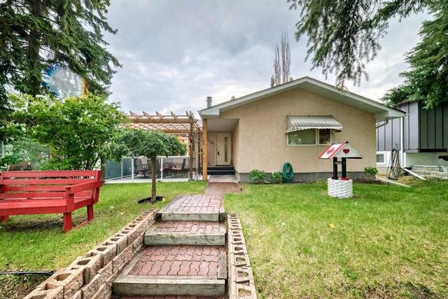 728 Willacy Drive SE Calgary, AB T2J 2B1