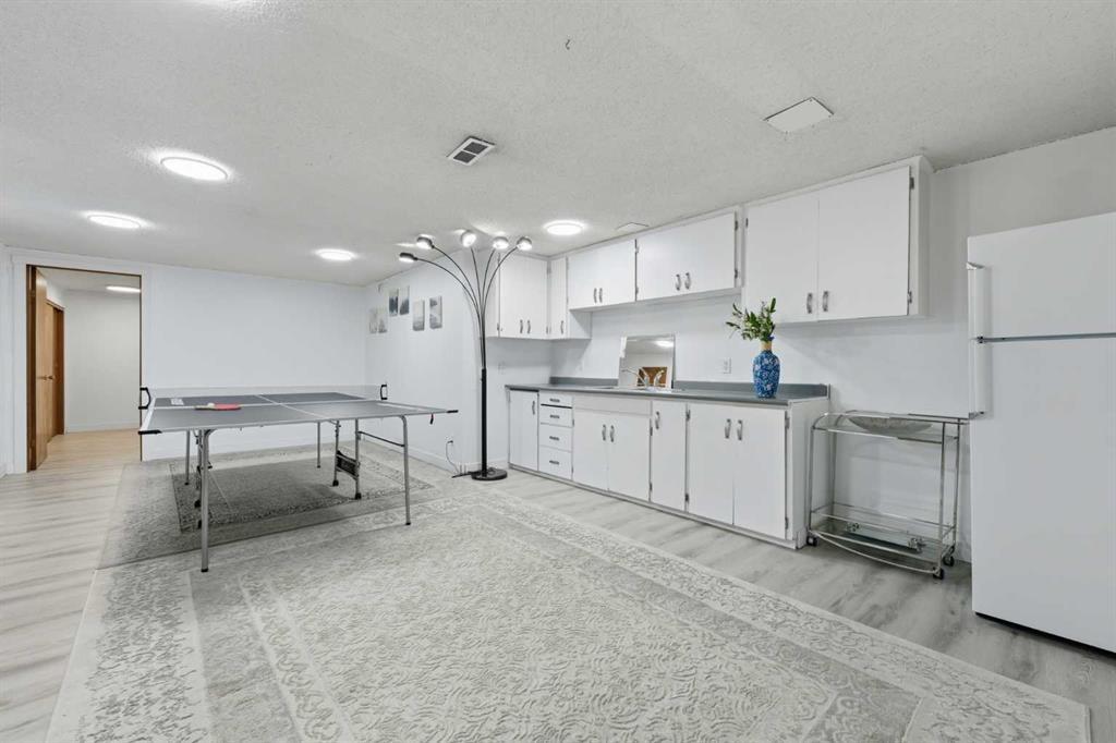 20 Rossburn Crescent Sw, Calgary, AB - Indoor Photo Showing Kitchen