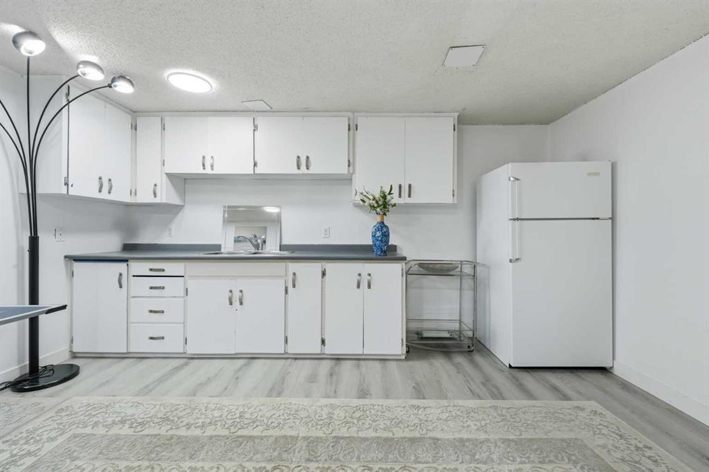 20 Rossburn Crescent Sw, Calgary, AB - Indoor Photo Showing Kitchen