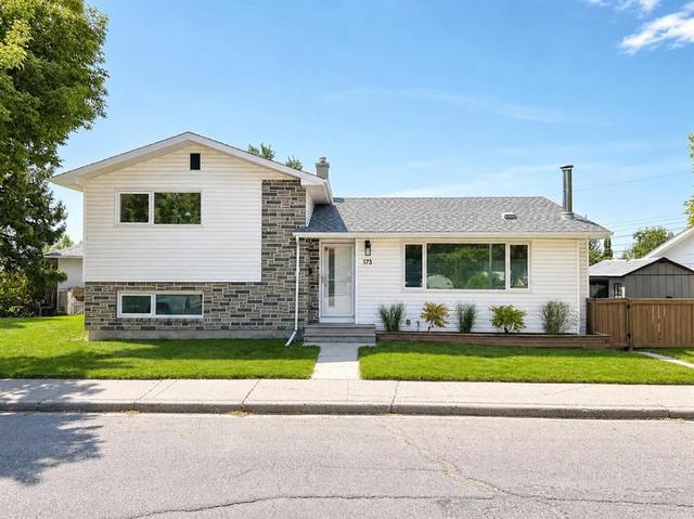 173 Cornwallis Drive NW Calgary, AB T2K 1V4