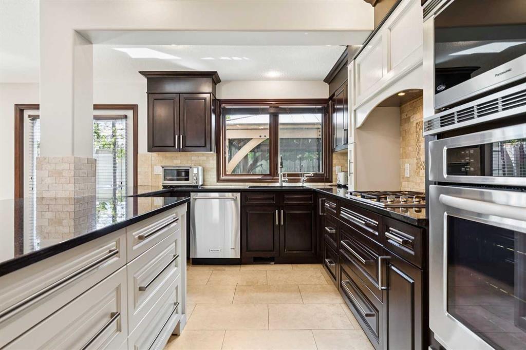 223 Pump Hill Crescent, Calgary, AB - Indoor Photo Showing Kitchen With Upgraded Kitchen