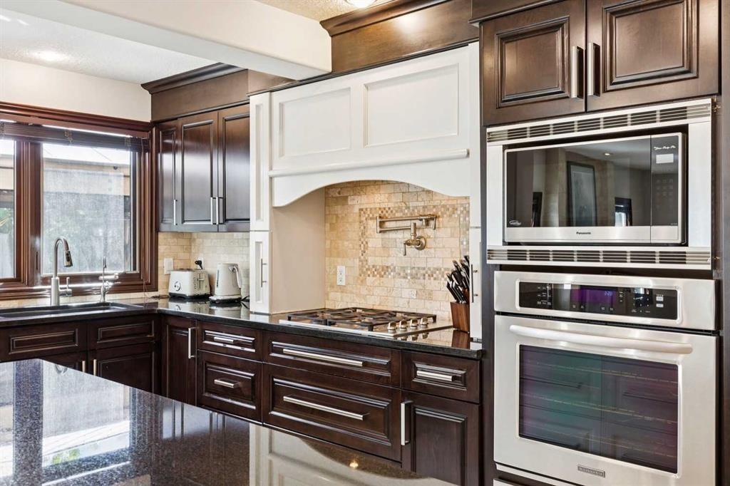 223 Pump Hill Crescent, Calgary, AB - Indoor Photo Showing Kitchen With Double Sink With Upgraded Kitchen