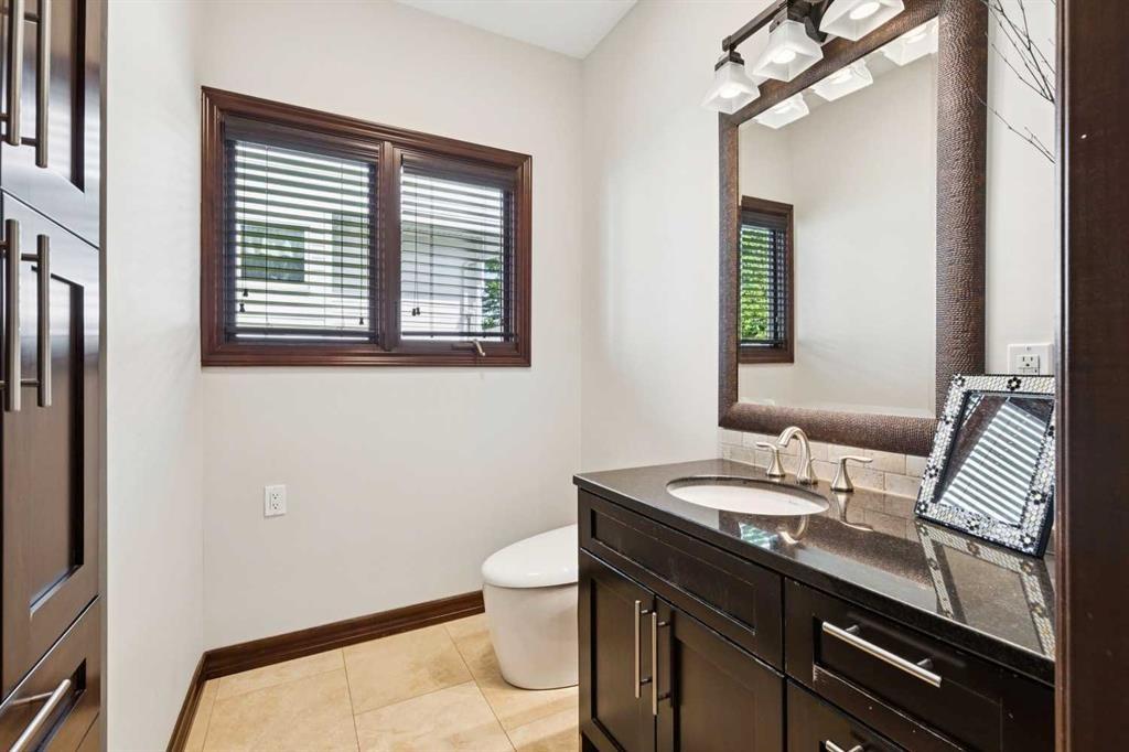 223 Pump Hill Crescent, Calgary, AB - Indoor Photo Showing Bathroom