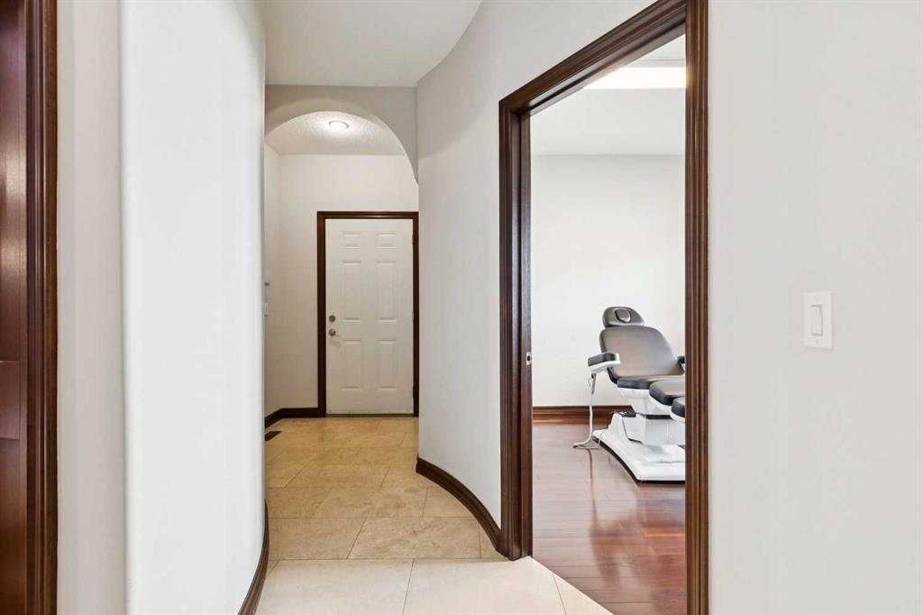 223 Pump Hill Crescent, Calgary, AB - Indoor Photo Showing Other Room