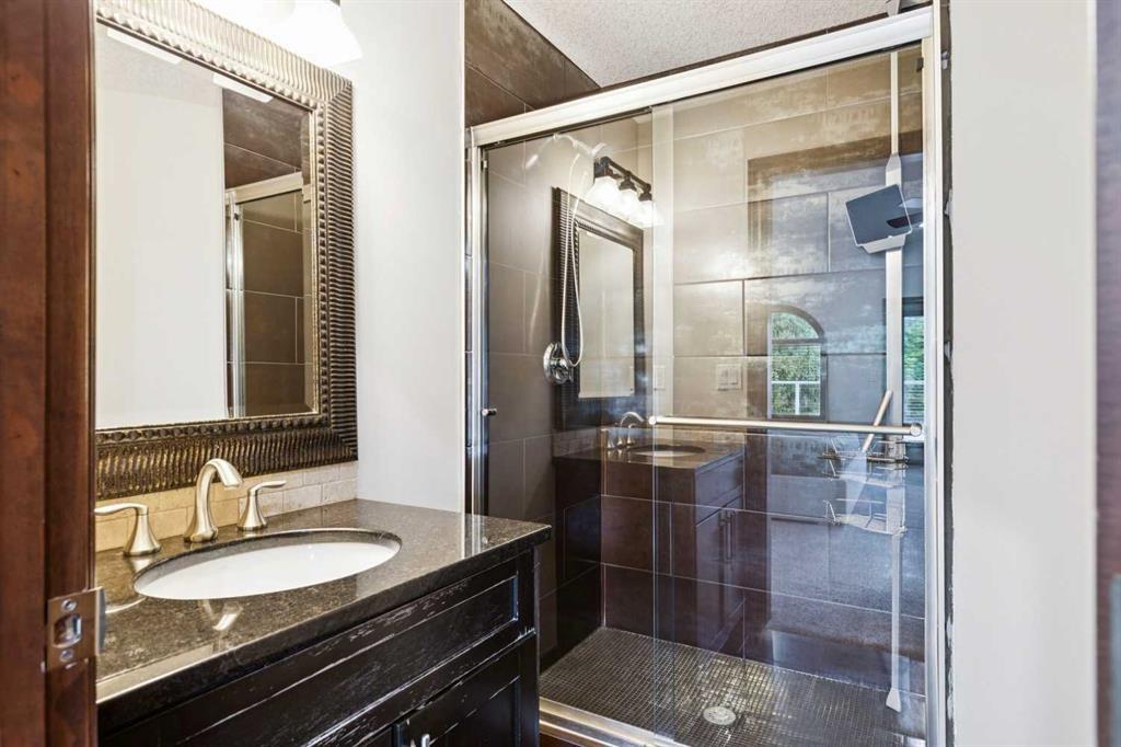 223 Pump Hill Crescent, Calgary, AB - Indoor Photo Showing Bathroom