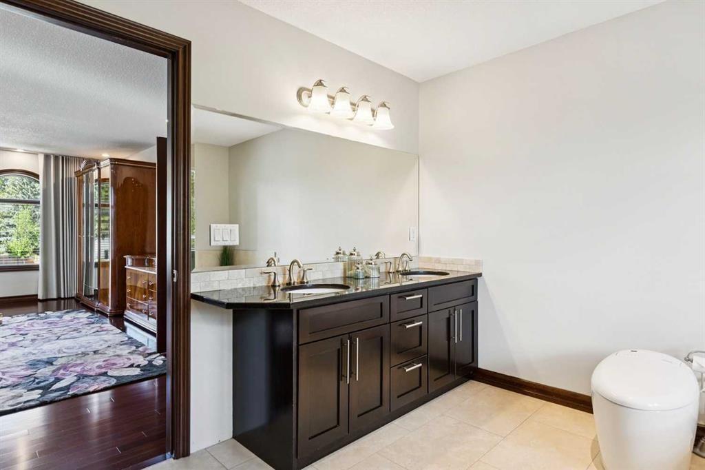 223 Pump Hill Crescent, Calgary, AB - Indoor Photo Showing Bathroom