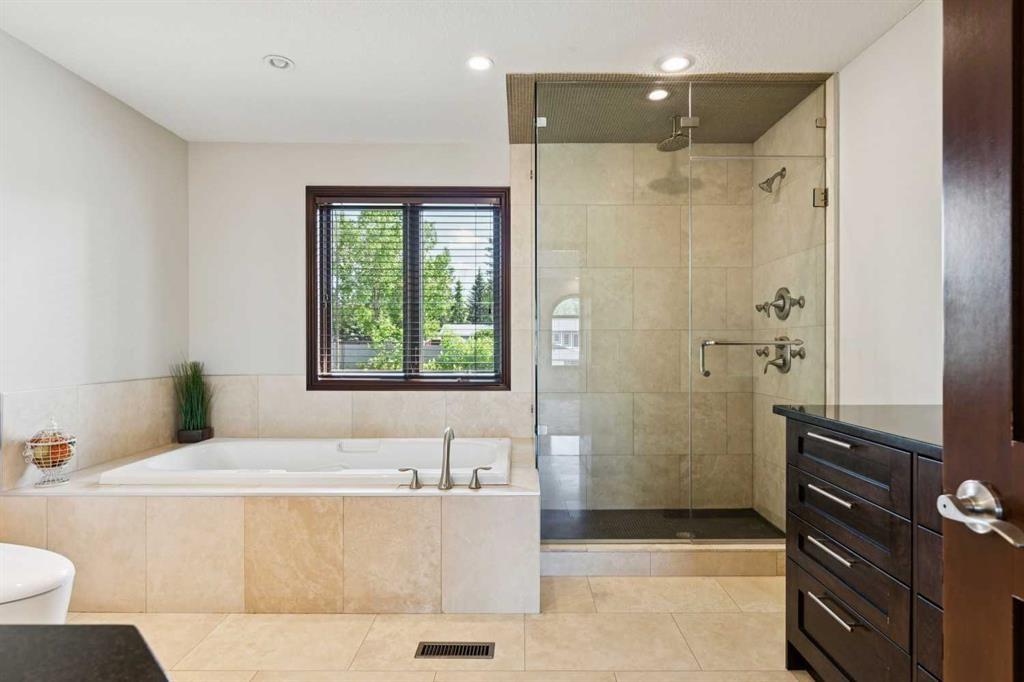 223 Pump Hill Crescent, Calgary, AB - Indoor Photo Showing Bathroom