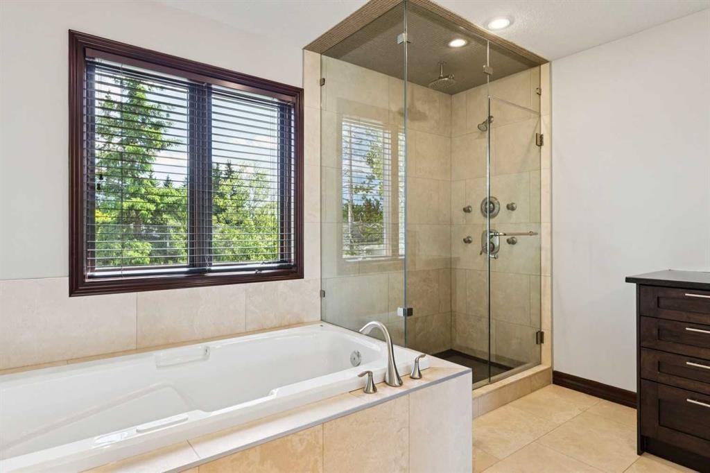 223 Pump Hill Crescent, Calgary, AB - Indoor Photo Showing Bathroom