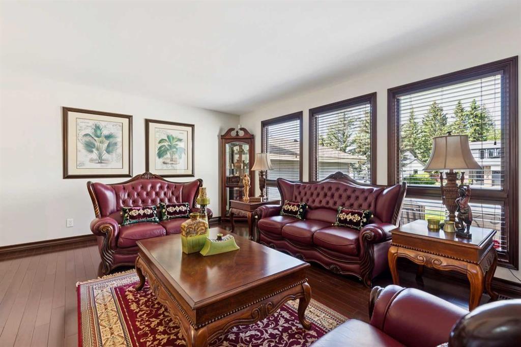 223 Pump Hill Crescent, Calgary, AB - Indoor Photo Showing Living Room