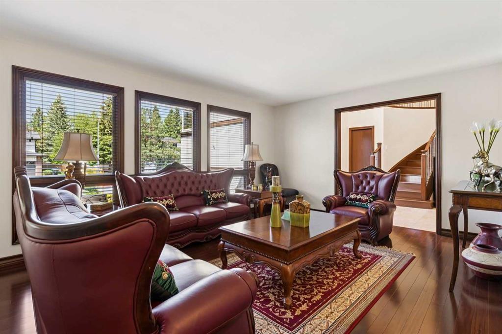 223 Pump Hill Crescent, Calgary, AB - Indoor Photo Showing Living Room