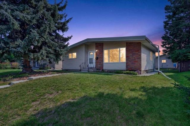 5048 Vanstone Crescent NWCalgary, AB T3A 0V9