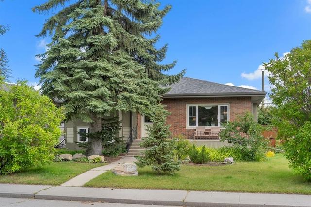 2204 Halifax Crescent NW Calgary, AB T2M 4C9