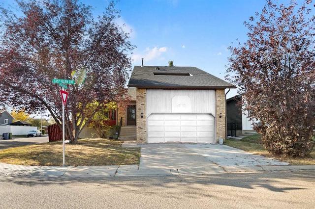 48 Castleglen Court NE Calgary, AB T3J 2B8