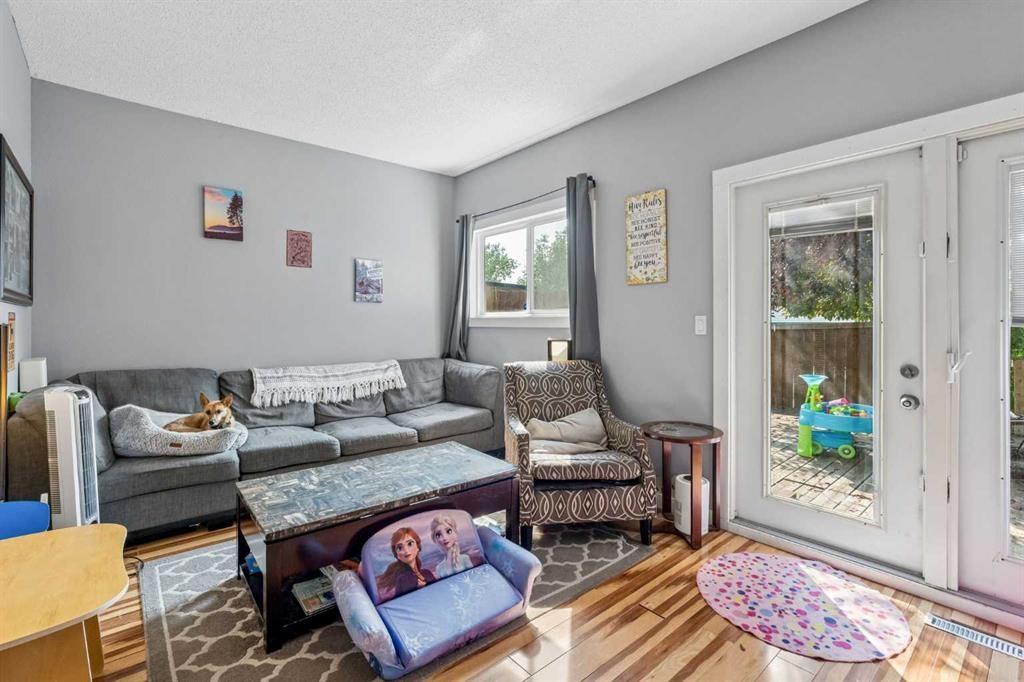 5603 1 Avenue Se, Calgary, AB - Indoor Photo Showing Living Room