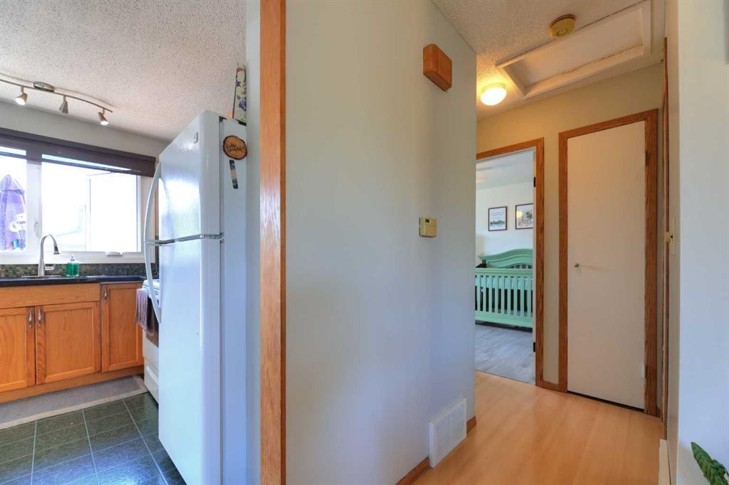 108 Pinecliff Way Ne, Calgary, AB - Indoor Photo Showing Kitchen