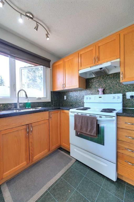 108 Pinecliff Way Ne, Calgary, AB - Indoor Photo Showing Other Room