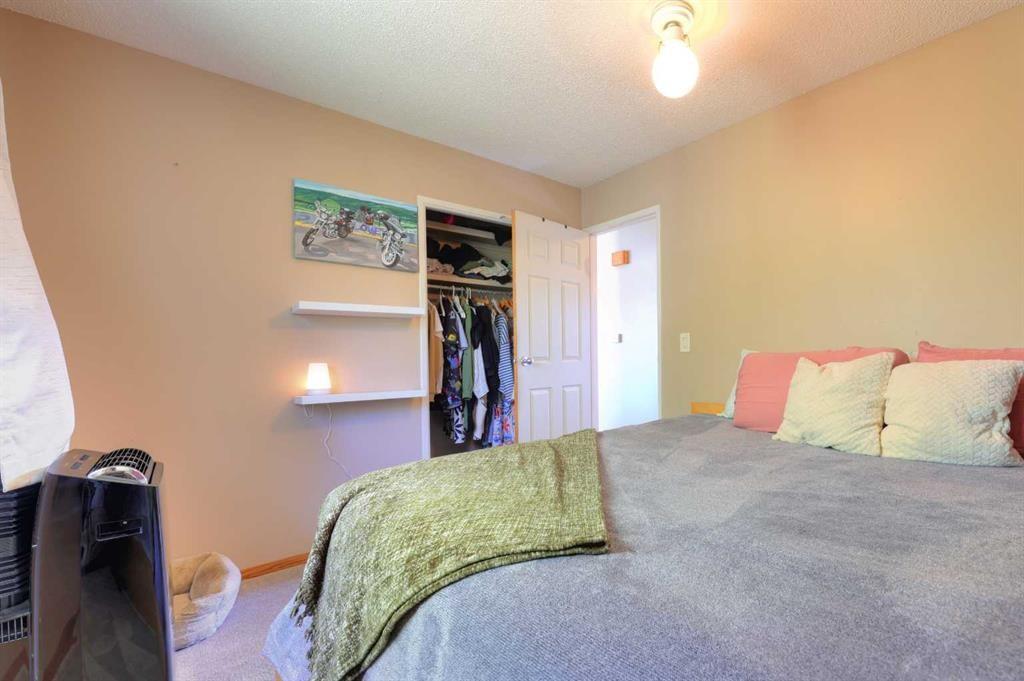 108 Pinecliff Way Ne, Calgary, AB - Indoor Photo Showing Bathroom