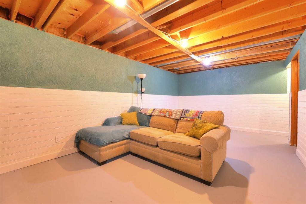 108 Pinecliff Way Ne, Calgary, AB - Indoor Photo Showing Bedroom