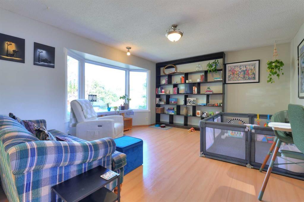 108 Pinecliff Way Ne, Calgary, AB - Indoor Photo Showing Living Room