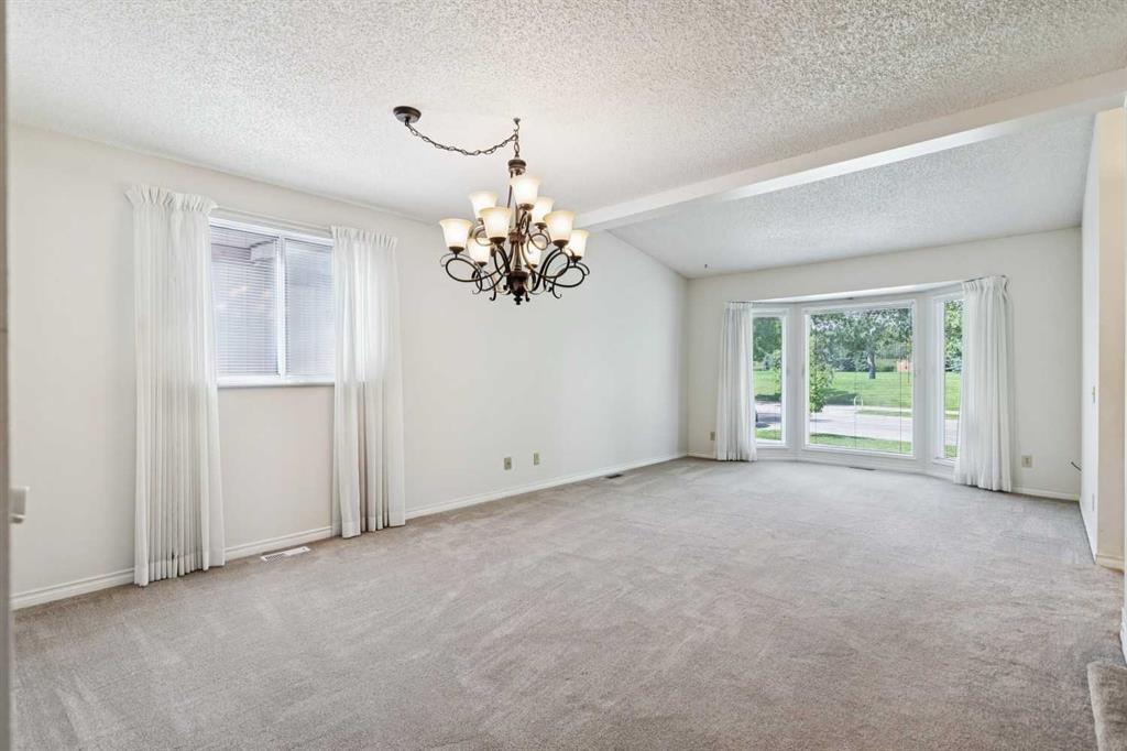 568 Strathcona Drive Sw, Calgary, AB - Indoor Photo Showing Other Room