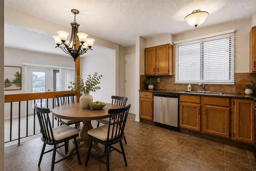 568 Strathcona Drive Sw, Calgary, AB - Indoor Photo Showing Dining Room