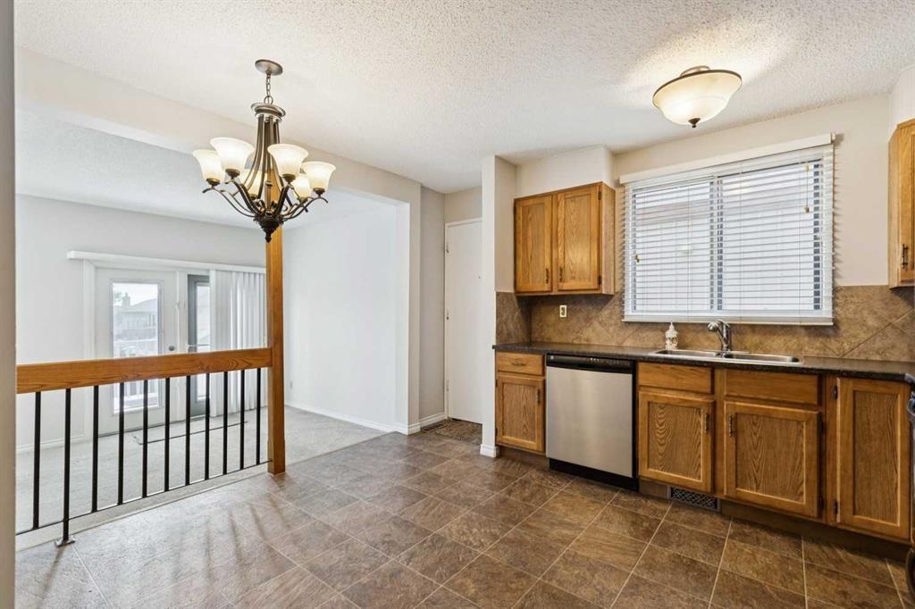 568 Strathcona Drive Sw, Calgary, AB - Indoor Photo Showing Kitchen With Double Sink