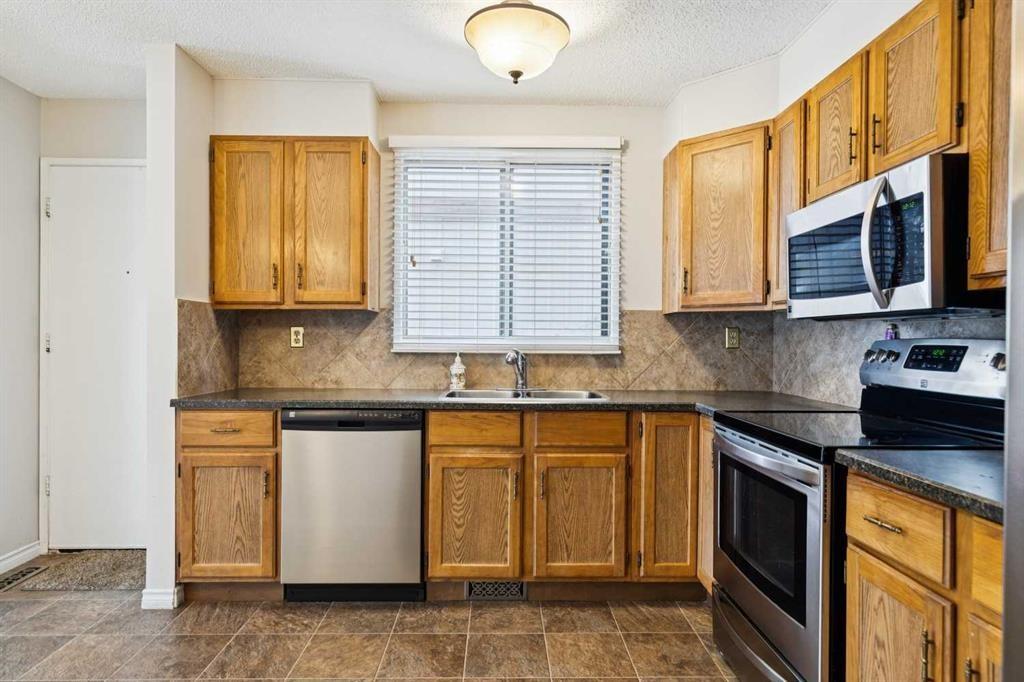 568 Strathcona Drive Sw, Calgary, AB - Indoor Photo Showing Kitchen With Double Sink