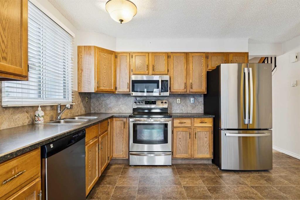 568 Strathcona Drive Sw, Calgary, AB - Indoor Photo Showing Kitchen With Double Sink