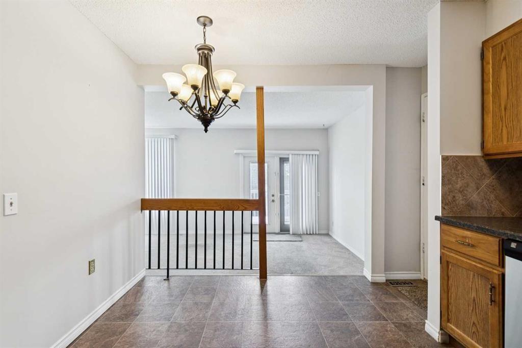 568 Strathcona Drive Sw, Calgary, AB - Indoor Photo Showing Other Room