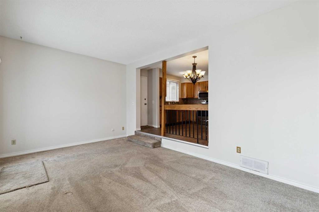 568 Strathcona Drive Sw, Calgary, AB - Indoor Photo Showing Other Room
