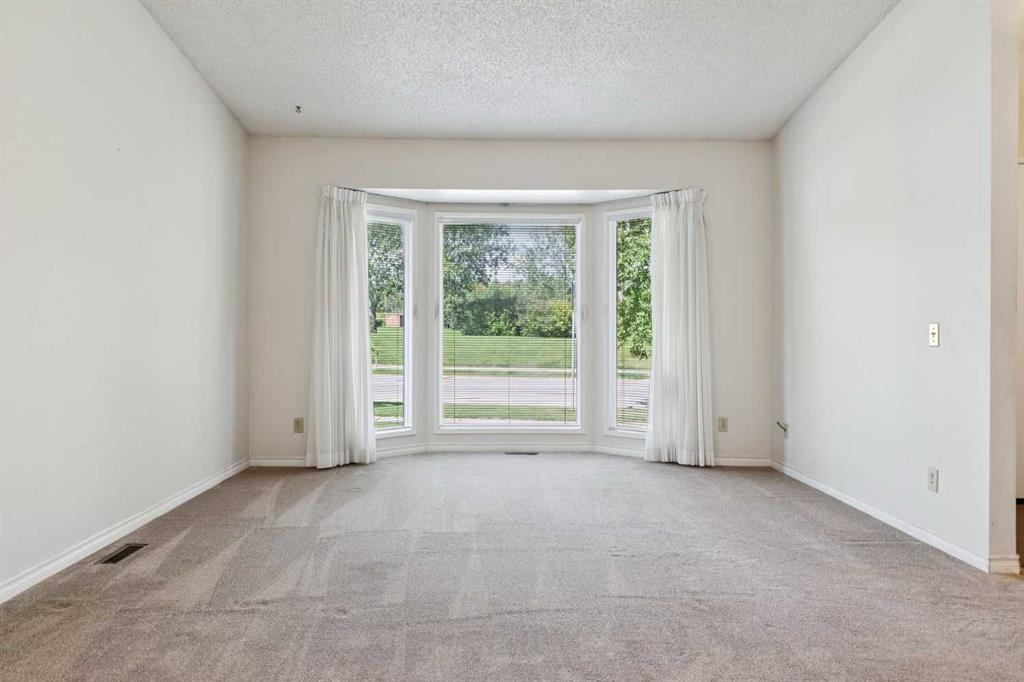 568 Strathcona Drive Sw, Calgary, AB - Indoor Photo Showing Other Room