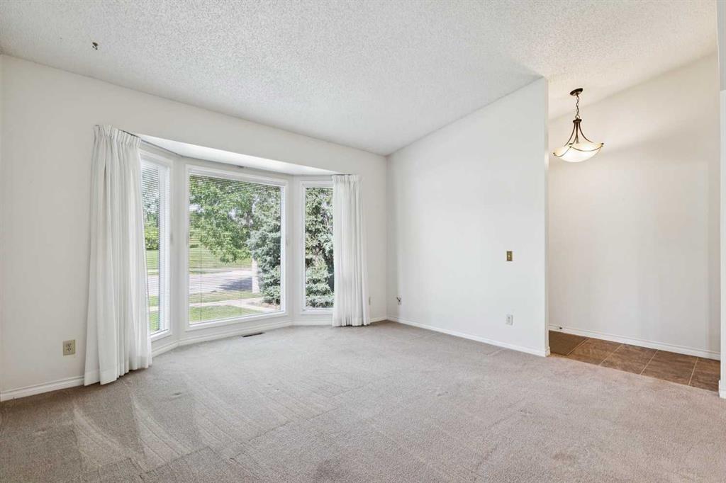 568 Strathcona Drive Sw, Calgary, AB - Indoor Photo Showing Other Room