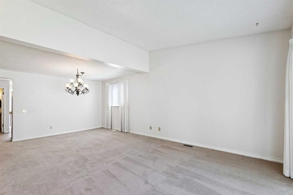 568 Strathcona Drive Sw, Calgary, AB - Indoor Photo Showing Other Room