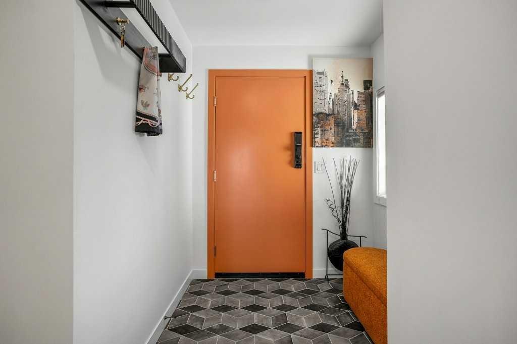 2316 State Road Sw, Calgary, AB - Indoor Photo Showing Living Room