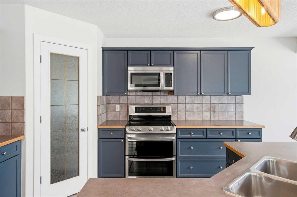 235 Arbour Stone Place Nw, Calgary, AB - Indoor Photo Showing Kitchen With Double Sink